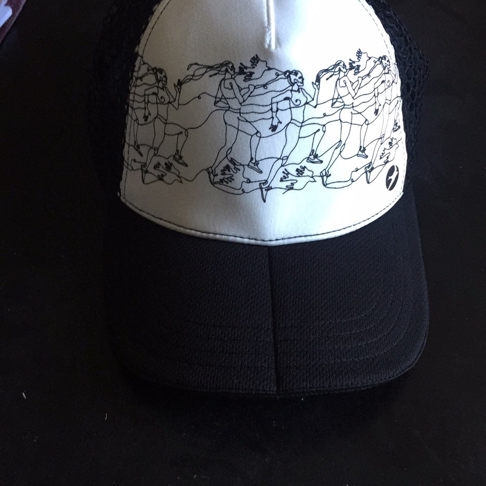 Oiselle Runner trucker